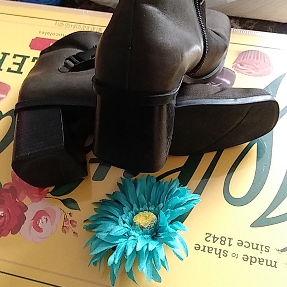 Nicole Ankle Strap Boots. Size 9.5. Color Green - Picture 3 of 4